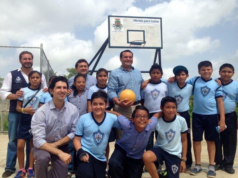 Alumnos de 66 escuelas meridanas reciben "balones indestructibles" Alumnos de 66 escuelas meridanas reciben "balones indestructibles"