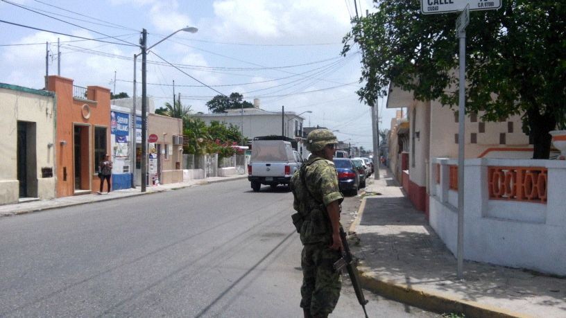 Realizan cateo de "Casa de seguridad" por el ejército y policía Realizan cateo de "Casa de seguridad" por el ejército y policía