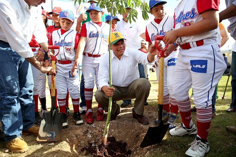 El Gobernador entregó obras y reforestó los campos de la Liga Yucatán El Gobernador entregó obras y reforestó los campos de la Liga Yucatán