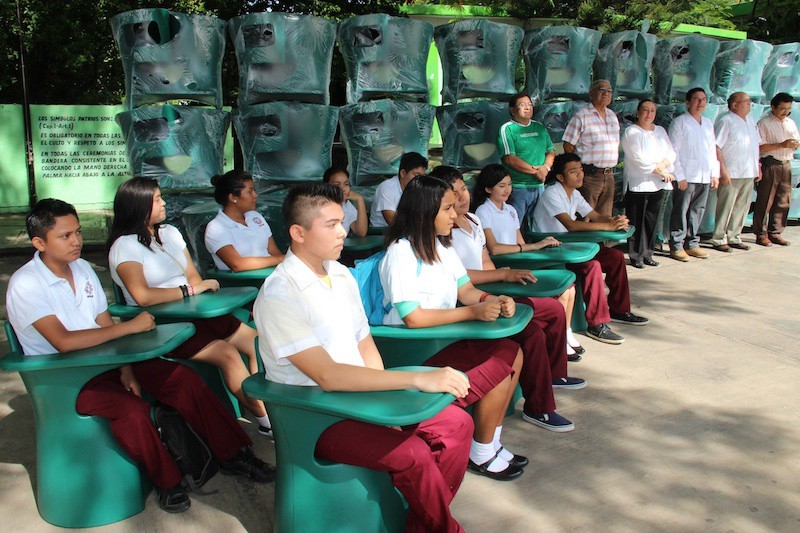 Entregan Mobiliario Escolar a jardines de niños y secundaria Entregan Mobiliario Escolar a jardines de niños y secundaria