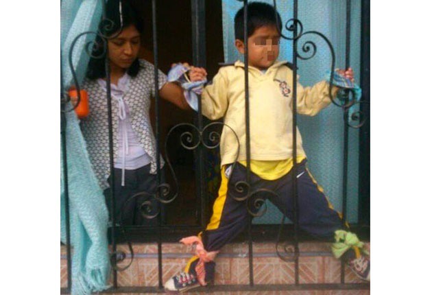 Lo más viral: un niño es amarrado en la ventana de su casa Lo más viral: un niño es amarrado en la ventana de su casa