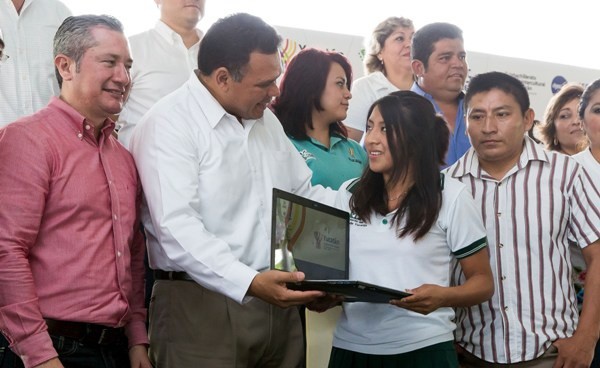 Continúa la entrega de equipos de cómputo Continúa la entrega de equipos de cómputo