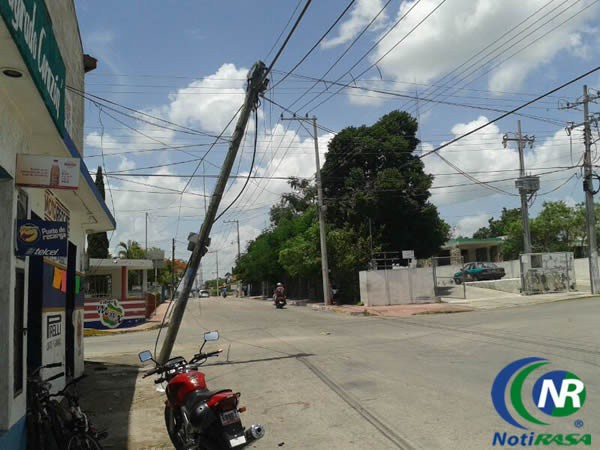 A punto de colapsar un poste de madera al sur de Tizimín A punto de colapsar un poste de madera al sur de Tizimín
