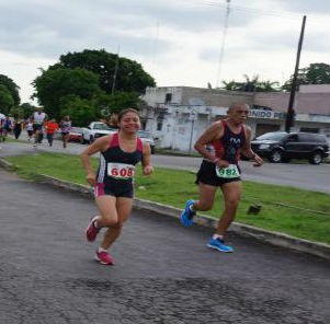 Roberto Castillo y Alondra Cupul ganan el medio maratón del Ejército Mexicano