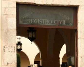 Viacrucis ante el Registro Civil en busca de un acta de matrimonio Viacrucis ante el Registro Civil en busca de un acta de matrimonio