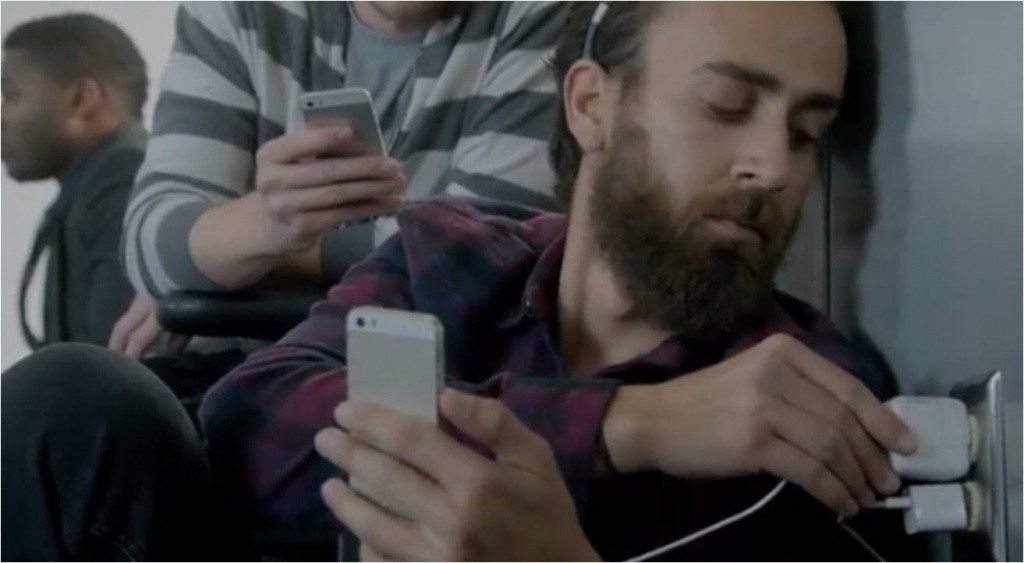 Samsung se burla de los usuarios de iPhone en su nuevo comercial Samsung se burla de los usuarios de iPhone en su nuevo comercial