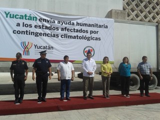 Dan banderazo de salida de víveres para Veracruz Dan banderazo de salida de víveres para Veracruz