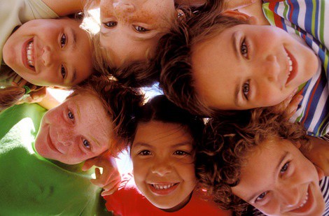 Niños contentos de pasar a la primaria Niños contentos de pasar a la primaria