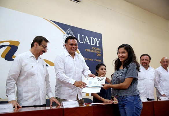 Entregan 208 becas para alumnos de nivel bachillerato Entregan 208 becas para alumnos de nivel bachillerato