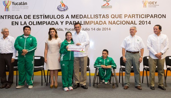 Entregan estímulos económicos a yucatecos ganadores de la olimpiada y paralimpiada 2014 Entregan estímulos económicos a yucatecos ganadores de la olimpiada y paralimpiada 2014