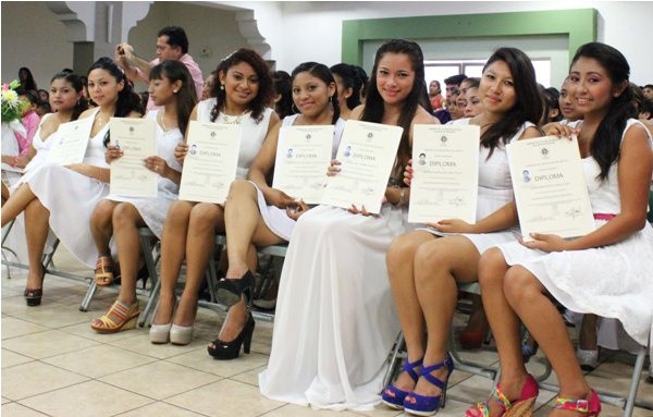 Se gradúan alumnas de la carrera de Asistente Educativo Infantil del Isstey
