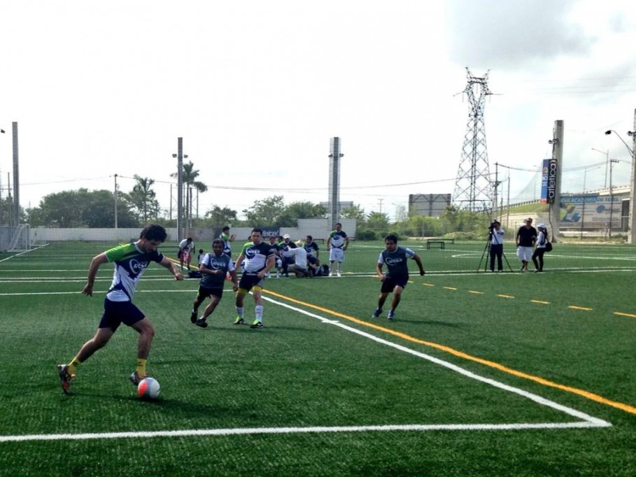 El equipo Átomo vence al equipo Retro en el encuentro de fútbol