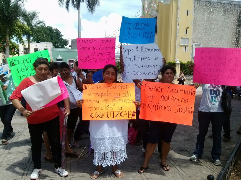 Habitantes de Oxkutzcab realizan marcha hasta el palacio de gobierno para pedir ayuda por el fraude del que fueron objeto por parte de Crecicuenta y/o Hagamos Más Habitantes de Oxkutzcab realizan marcha hasta el palacio de gobierno para pedir ayuda por el fraude del que fueron objeto por parte de Crecicuenta y/o Hagamos Más