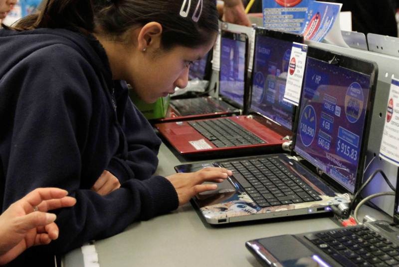 Una computadora herramienta útil para los estudiantes Una computadora herramienta útil para los estudiantes