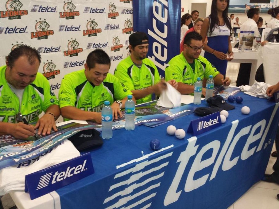 Telcel realizó firma de autógrafos con los Leones de Yucatán Telcel realizó firma de autógrafos con los Leones de Yucatán