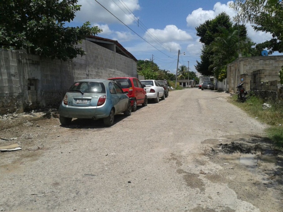 Taller mecánico de Tizimín ocupa la calle para trabajar y dificulta el paso vehicular Taller mecánico de Tizimín ocupa la calle para trabajar y dificulta el paso vehicular
