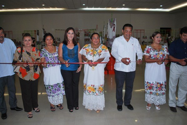 Entregan premios del Segundo Concurso Regional de Bordado Izamal 2014 Entregan premios del Segundo Concurso Regional de Bordado Izamal 2014