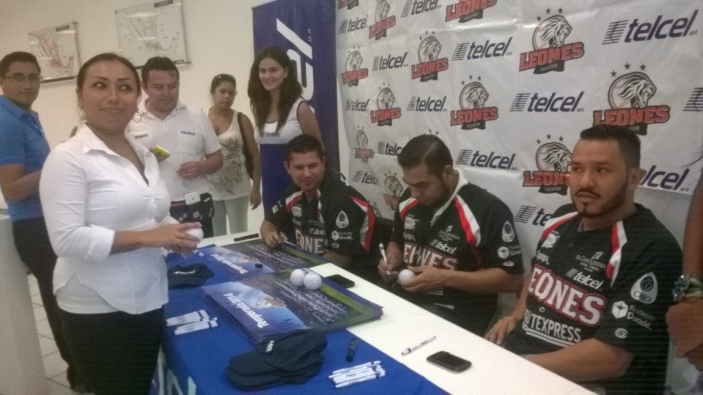 Tres Leones firman autógrafos en Telcel Tres Leones firman autógrafos en Telcel