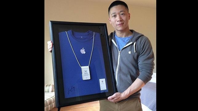 Ex empleado de Apple subasta su tarjeta de visita para fines altruistas Ex empleado de Apple subasta su tarjeta de visita para fines altruistas