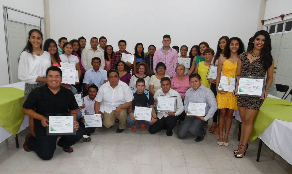 Ayuntamiento reconoce trayectoria de jóvenes tizimileños Ayuntamiento reconoce trayectoria de jóvenes tizimileños
