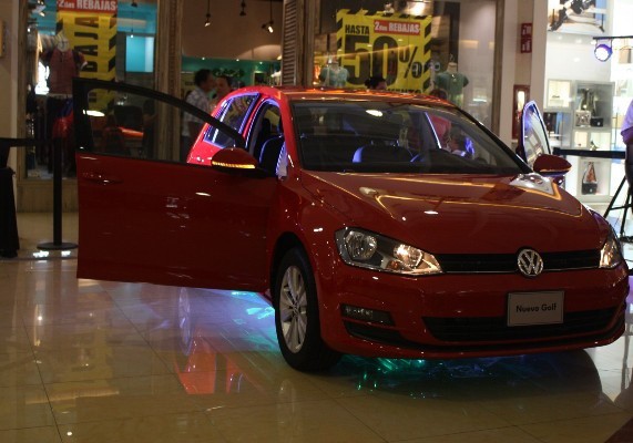  Volkswagen lanza al mercado su nuevo vehículo Golf 2015