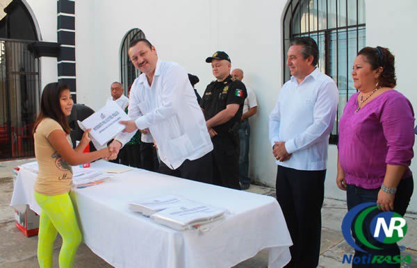 Hijos de policías de Valladolid reciben útiles escolares Hijos de policías de Valladolid reciben útiles escolares