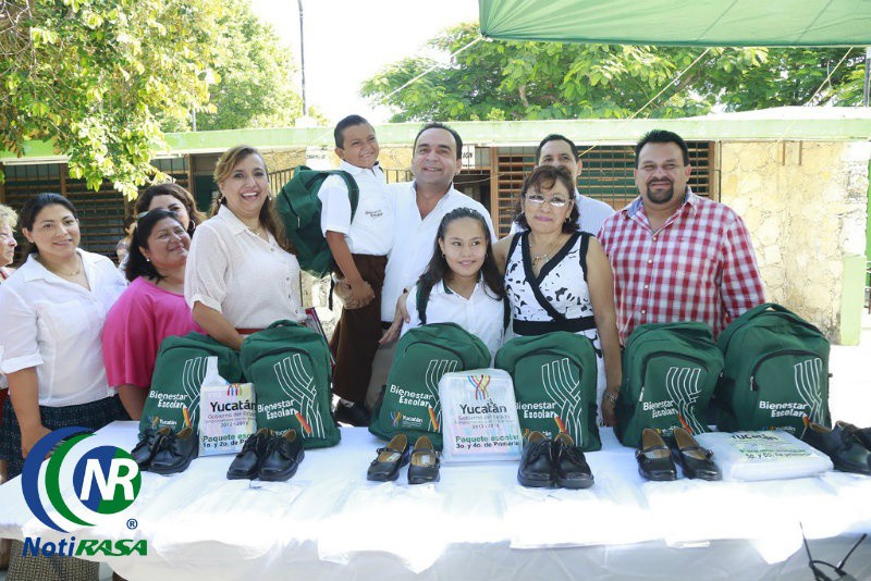Presentan paquete de bienestar escolar a padres de familia Presentan paquete de bienestar escolar a padres de familia