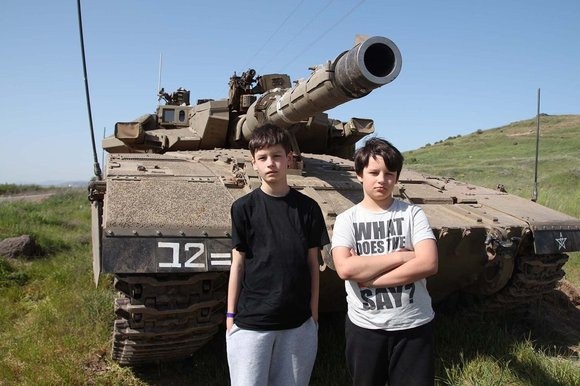 Dos hermanos piden videojuegos y su padre los lleva a la guerra Dos hermanos piden videojuegos y su padre los lleva a la guerra