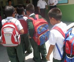 Mochilas pesadas pueden afectar columna vertebral Mochilas pesadas pueden afectar columna vertebral