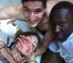 Joven se toma selfie con sus amigos después de ser apuñalada Joven se toma selfie con sus amigos después de ser apuñalada