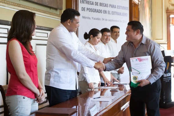 Incrementa número de becas de posgrados al extranjero Incrementa número de becas de posgrados al extranjero