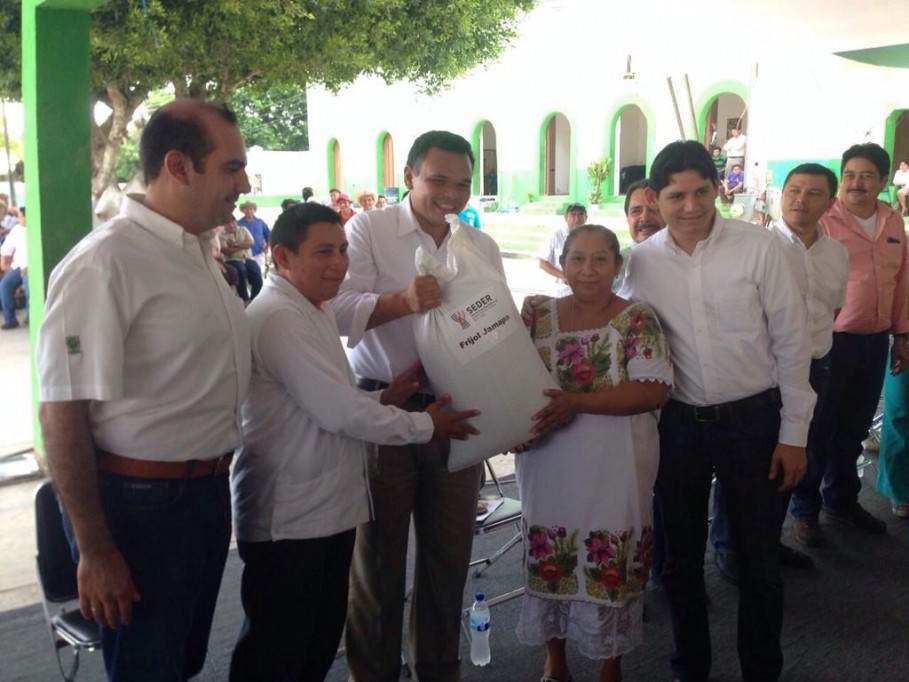 Entregan apoyos al campo por más de 20 millones de pesos Entregan apoyos al campo por más de 20 millones de pesos