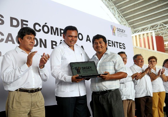 2,292 maestros de educación básica recibieron una laptop 2,292 maestros de educación básica recibieron una laptop