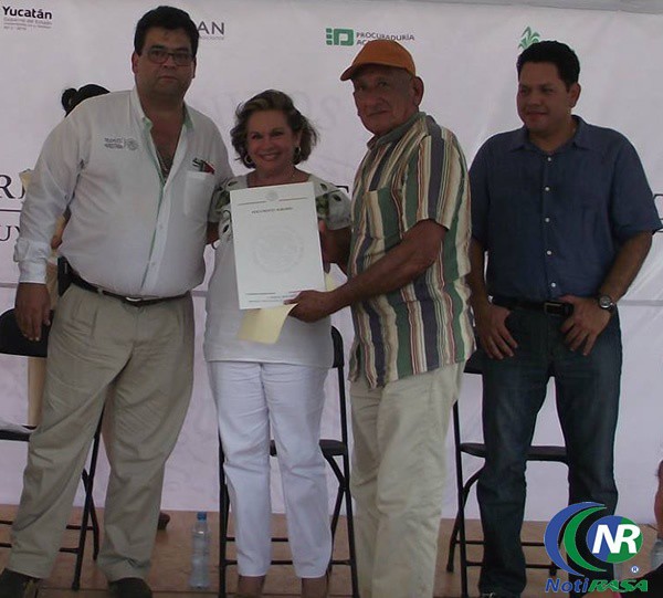 Reciben 200 ejidatarios de El Cuyo 250 títulos de propiedad Reciben 200 ejidatarios de El Cuyo 250 títulos de propiedad