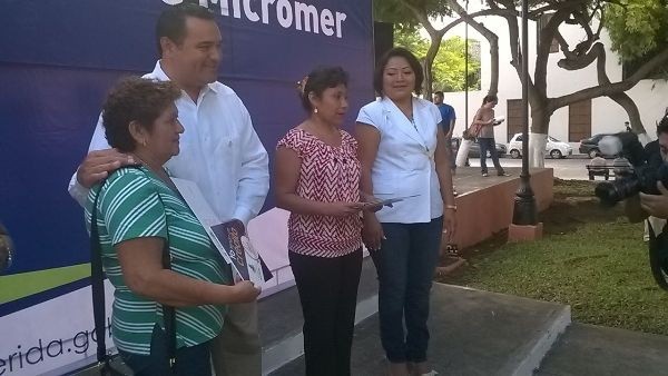 Entrega el Alcalde créditos para pequeñas empresas Entrega el Alcalde créditos para pequeñas empresas