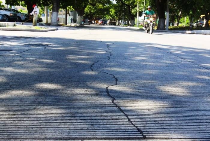 Exigen reparar las grietas en la calle 60 norte Exigen reparar las grietas en la calle 60 norte