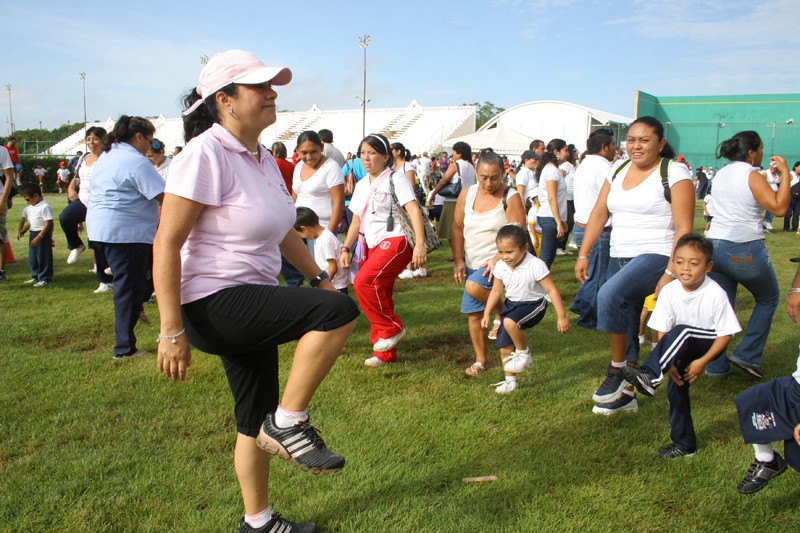 Mil 200 niños juntos con sus padres realizaron una macro clase de Matrogimnasia en el Estadio Salvador Alvarado Mil 200 niños juntos con sus padres realizaron una macro clase de Matrogimnasia en el Estadio Salvador Alvarado
