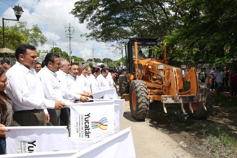 El gobernador pone en marcha los trabajos de modernización del tramo carretero Izamal-Kantunil El gobernador pone en marcha los trabajos de modernización del tramo carretero Izamal-Kantunil