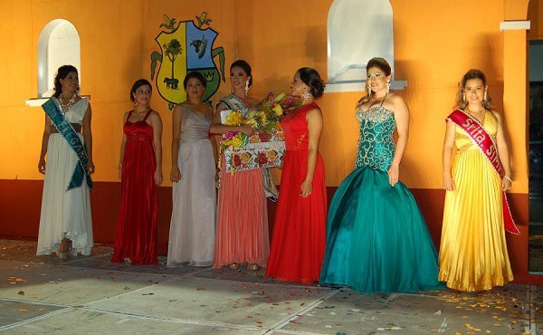 9 tizimileñas aspiran a ser la próxima reina de la feria 2015. 9 tizimileñas aspiran a ser la próxima reina de la feria 2015.