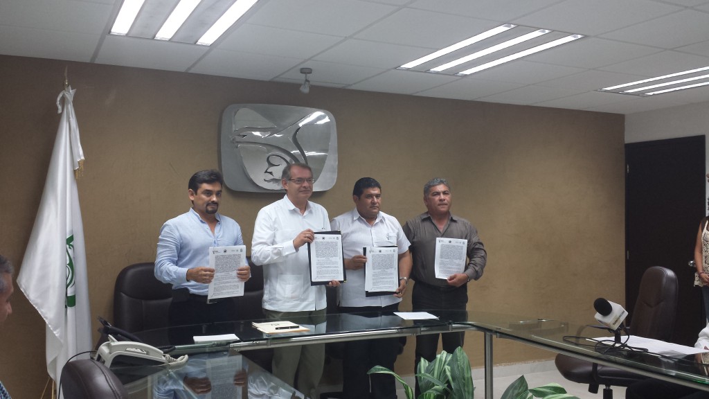 Signan convenio de colaboración el IMSS Yucatán y Protección Civil Signan convenio de colaboración el IMSS Yucatán y Protección Civil