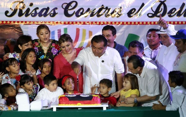 Celebran un año del programa "Risas contra el delito" con exhibición teatral Celebran un año del programa "Risas contra el delito" con exhibición teatral