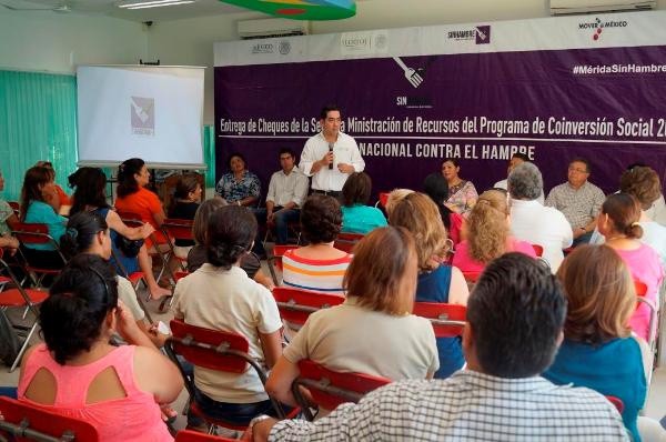 Entregan apoyos a asociaciones civiles Entregan apoyos a asociaciones civiles