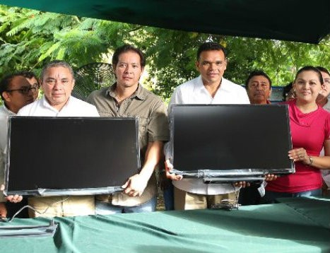 El gobernador Rolando Zapata entrega televisores a Escuelas Telesecundarias El gobernador Rolando Zapata entrega televisores a Escuelas Telesecundarias