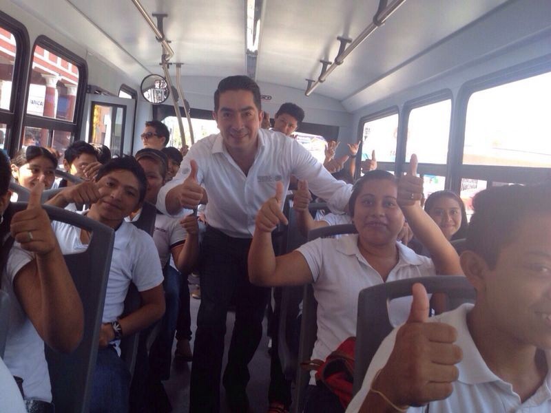Entrega delegación de Sedesol autobús para el traslado de estudiantes de Hunucmá con apoyo de migrantes Entrega delegación de Sedesol autobús para el traslado de estudiantes de Hunucmá con apoyo de migrantes