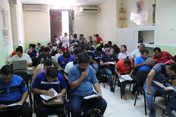 Entregan contratos a profesores de educación física Entregan contratos a profesores de educación física