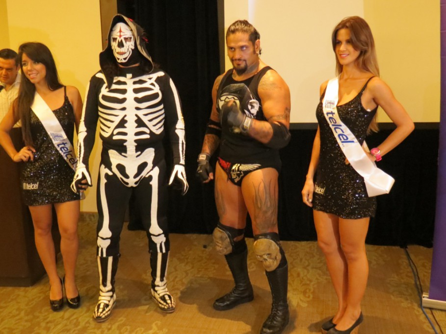 NYX Mobile presenta su nueva línea de teléfonos con luchadores de la Triple A NYX Mobile presenta su nueva línea de teléfonos con luchadores de la Triple A