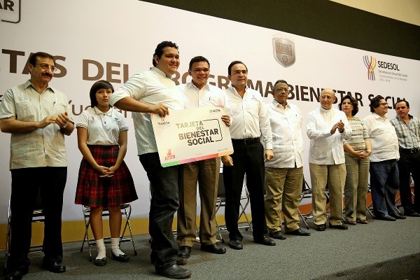 Entregan la tarjeta "Bienestar Social" en apoyo a la economía familiar Entregan la tarjeta "Bienestar Social" en apoyo a la economía familiar