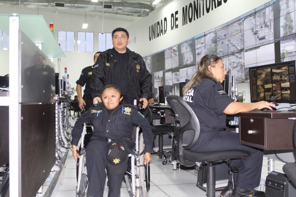En su silla de ruedas, con muchas ganas de vivir, es operadora de video-vigilancia En su silla de ruedas, con muchas ganas de vivir, es operadora de video-vigilancia