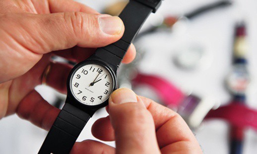 Recuerde atrasar una hora su reloj este sábado Recuerde atrasar una hora su reloj este sábado