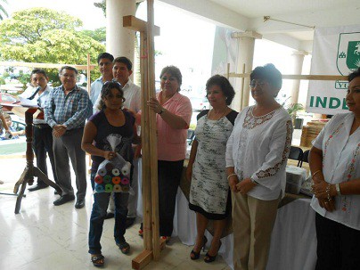 TIZIMIN: INDEMAYA entrega apoyos a grupos de mujeres de comisarías. TIZIMIN: INDEMAYA entrega apoyos a grupos de mujeres de comisarías.